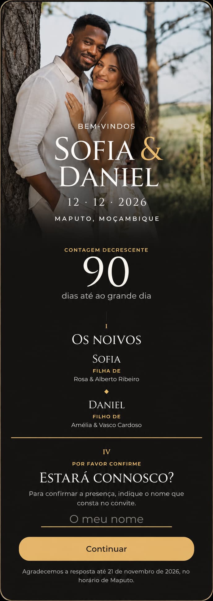 Convite de casamento: fotografia do casal, os nomes Sofia e Daniel, a data, a contagem decrescente, os nomes dos pais de cada um, e o pedido de resposta com um botão dourado.